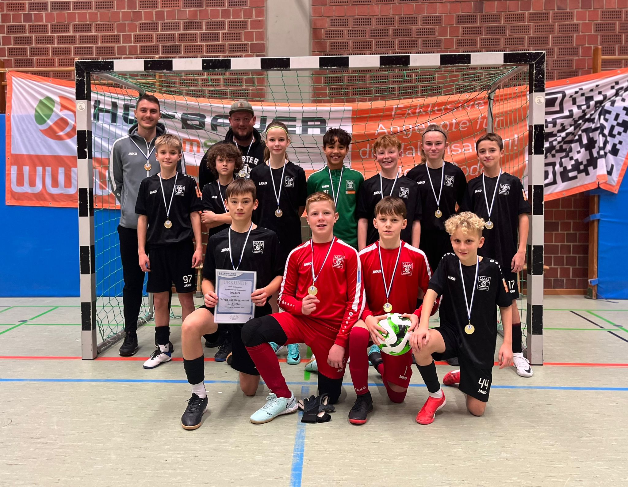 Deggendorfs U13 stürmt souverän zum Hallen-Titel